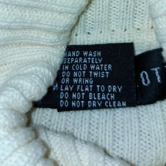Off-White Knit Turtleneck - Picture 5 of 5